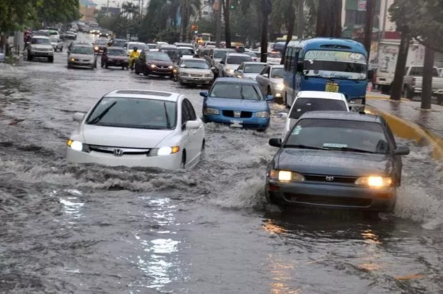 Entaponamiento de vehículos a causa de una inundación urbana.